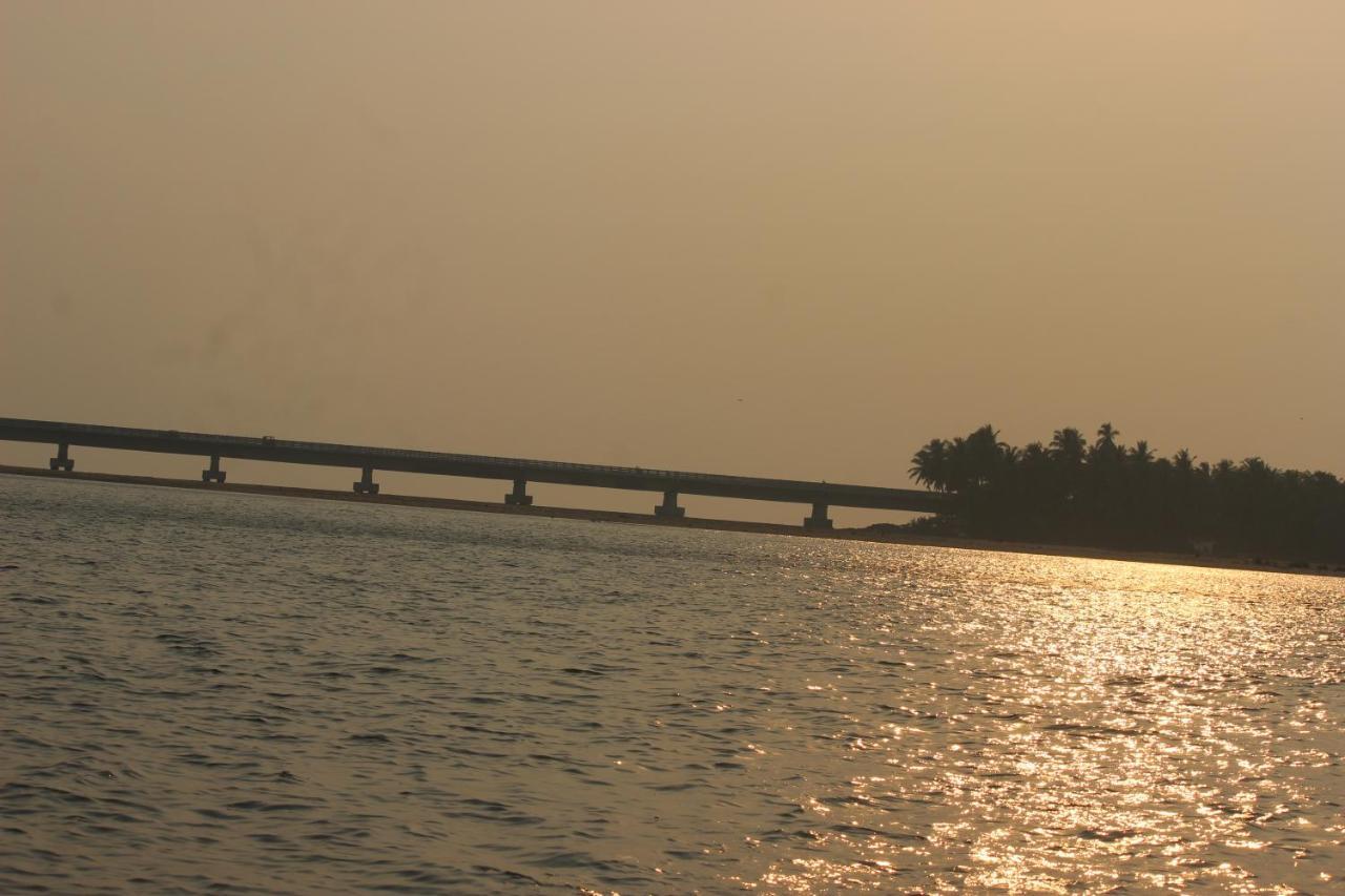 Maleyam Homestay Riverside 科泽科德 外观 照片